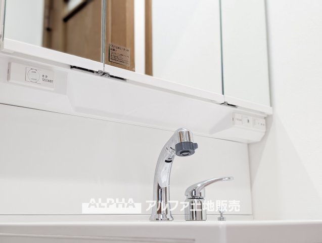 ~昭島田中町1丁目~Remodeled Homeの独立洗面台|【Wash basin】
◆洗面台◆人工大理石TOPの洗面ボウルサイドはゆったりとしたスペースが設けられ、フレグランスなどを置いたりするのに便利なパ洗面化粧台。