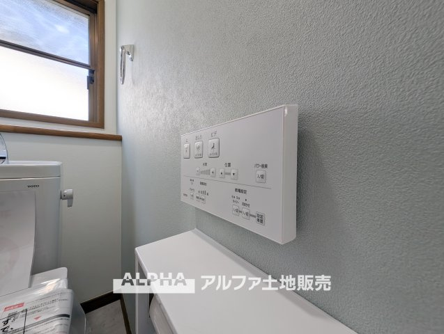 ~昭島田中町1丁目~Remodeled Homeのトイレ|【Warm water flush toilet】
◆温水洗浄便座付きトイレ◆お掃除も楽々。快適に過ごすためには今や欠かせない設備の一つです。壁掛けリモコンで使いやすくいつでも清潔に保てます。