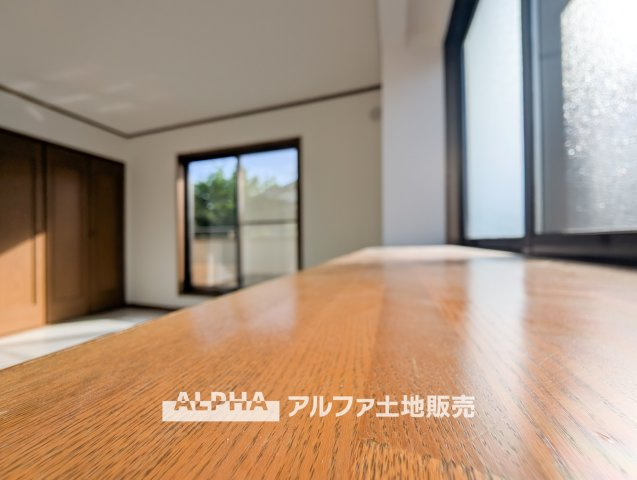 ~昭島田中町1丁目~Remodeled Homeの寝室|【the light】
◆ほのかな光を◆夕暮れ時に迎える優しい光。暖かく心休まるほっとする瞬間。家族のもとへ。幸せのもとへ。しんちくには出せないレトロな装いがわが家に愛着を沸かせます。