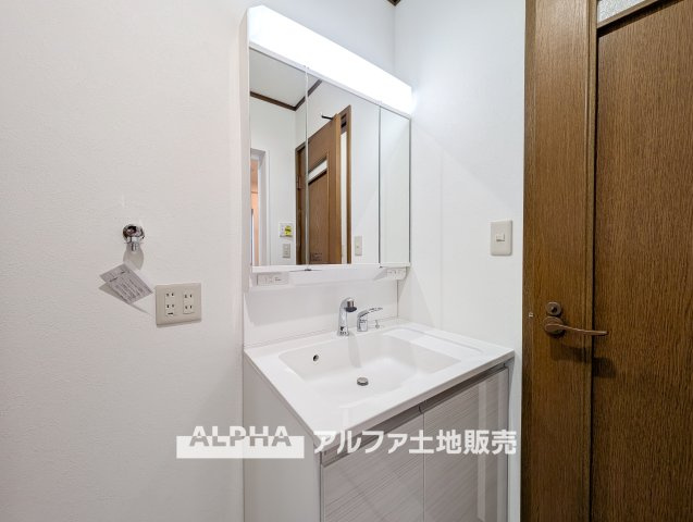 ~昭島田中町1丁目~Remodeled Homeの独立洗面台|【trifold mirror】
◆三面鏡◆身支度には、歯ブラシ・コップ・ドライヤー・化粧品類など様々な小物を使用するので散らかってしまいがち。鏡の裏収納で収納して生活感を隠しスタイリッシュな空間に。