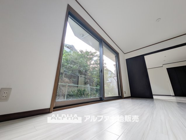 ~昭島田中町1丁目~Remodeled Homeの居間・リビング|【House of the Sun】
◆明るい家◆太陽の温かな光がお家全体を照らす。そこには目を輝かせ笑顔で見つめてくれる君がいて、「ただいま」の言葉がこだまする。そんな君の瞳に恋している。