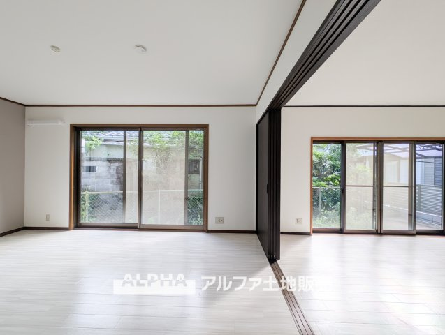 ~昭島田中町1丁目~Remodeled Homeの居間・リビング|【Living room】
◆時を忘れる場所◆ここにはみんなが集い、食事と楽しい会話が始まる。話に夢中になりすぎて、ついつい時を忘れ夜半過ぎになってしまう。そんな束の間の幸せを感じさせてくれる場所。