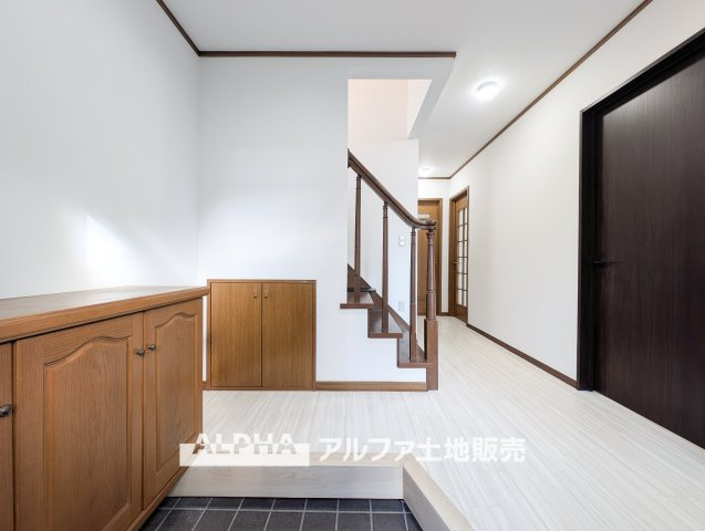 ~昭島田中町1丁目~Remodeled Homeの玄関|【Shoes cloakroom】
◆シューズクローク◆多彩な収納のアレンジが行えるのもポイントの一つ。何通りもの配置ができるので、魅せる収納にも対応ができます。家族の思い出をフォトフレームに飾る。