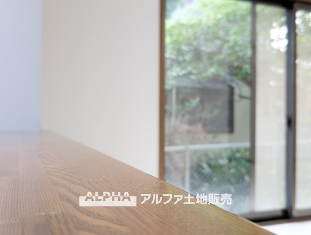 ~昭島田中町1丁目~Remodeled Homeの居間・リビング|【The situation】
◆シチュエーション◆リビングルームのドアを開くと、窓から飛び込むのは緑と光の風光明媚な景色。僕の目に映るは、ここで家族と会話をワイワイガヤガヤ楽しんでいる様子。