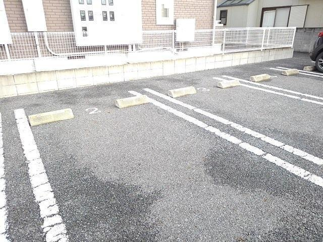 ドゥーメゾンⅡ番館の駐車場