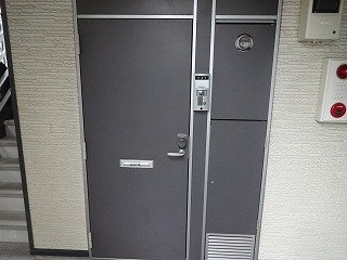 レオパレスグランダームの玄関|計電カードキー