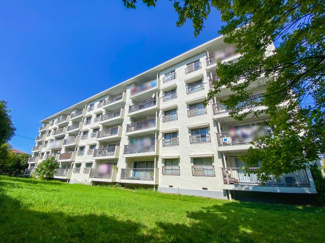 【外観】 | たまプラーザ団地6街区5号棟 | 日本住宅公団が分譲した「たまプラーザ団地」。今回は独立した位置にある6街区5号棟、前面棟との距離が離れており開放感があります。