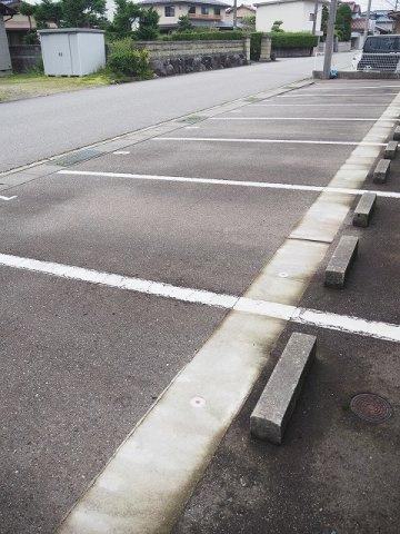 ウイステリアＢの駐車場