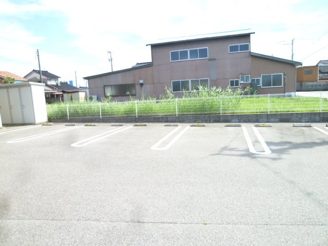 グレイスフル早川の駐車場