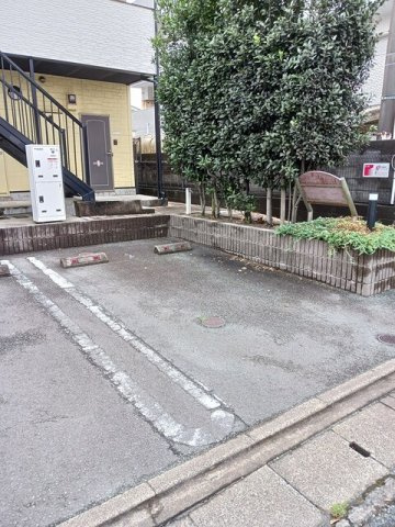 ローレル本町の駐車場