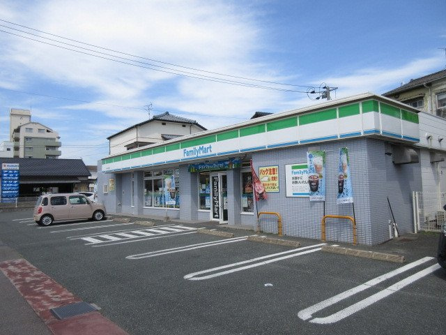 ローレル本町の周辺|ファミリーマートまで630m
