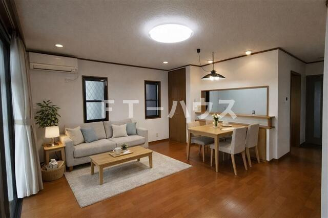 松戸市高塚新田５８１戸建の居間・リビング