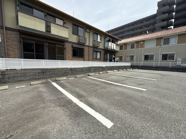 グレイスコートBの駐車場
