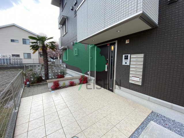 シーサーイン博多のエントランス|オートロック付でエントランスにはちょっとした腰掛もあります！