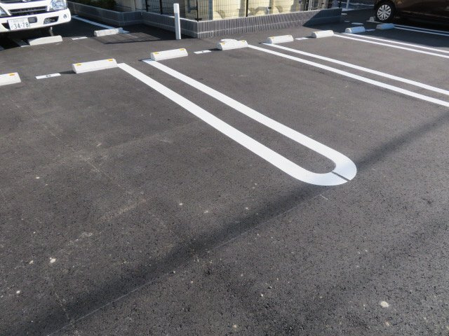プリムローズ・佳音の駐車場