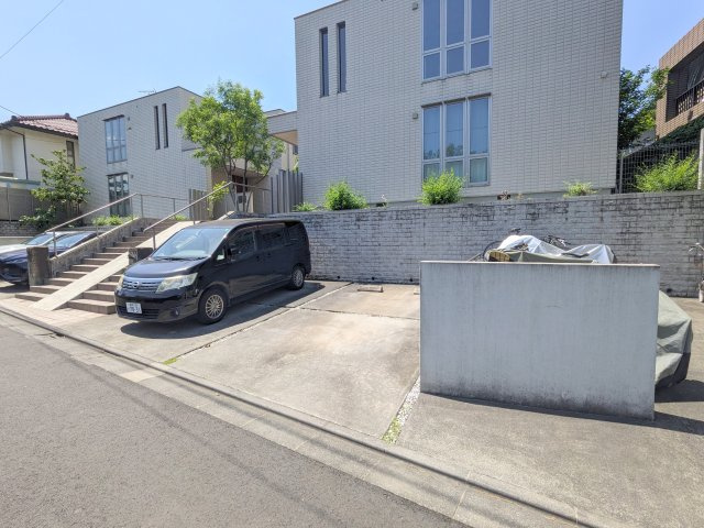 スリジェWの駐車場