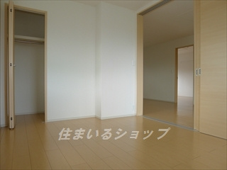 エテルノガーデン亀山の寝室|クローゼットあり