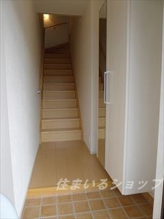 エテルノガーデン亀山の玄関|ミラー付き大型シューズボックス