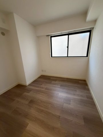 ロイヤルメゾン岡本Ⅲの洋室