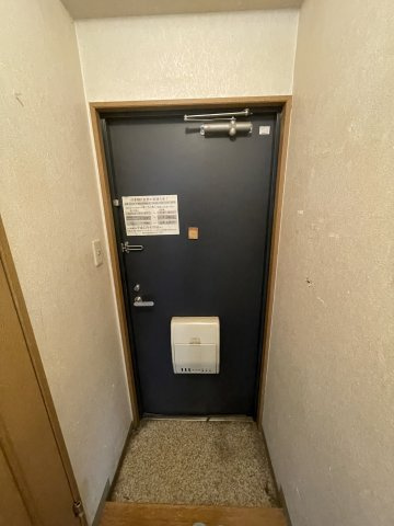 サンハイツ弐番館の玄関