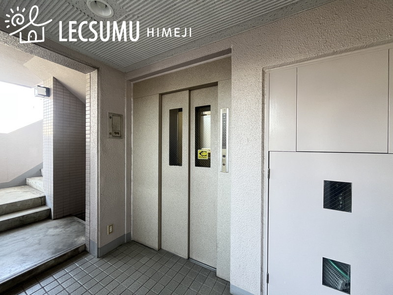 朝日プラザ南今宿のエントランス
