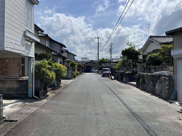松阪市山室町 売土地の前面道路含む現地写真