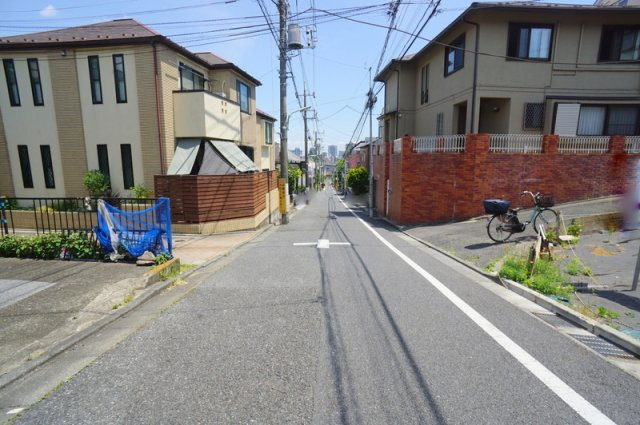 中央５　土地の前面道路含む現地写真|北側公道　幅員約5.4m　間口約9.7m