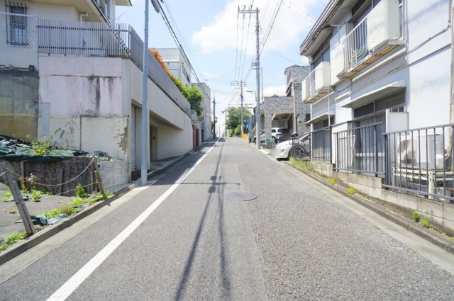 中央５　土地の前面道路含む現地写真|北側公道　幅員約5.4m　間口約9.7m