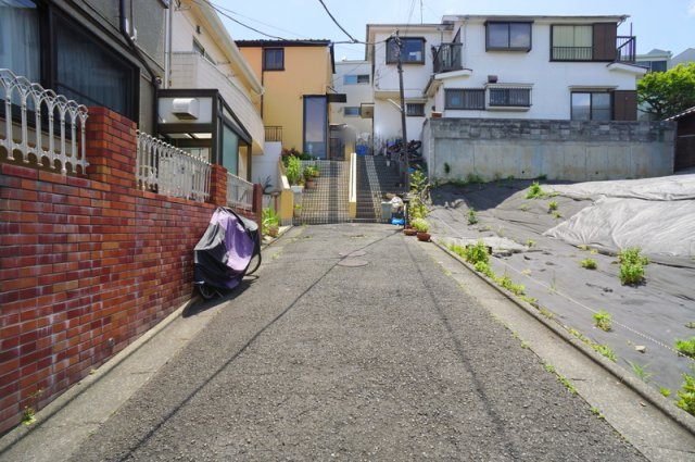 中央５　土地の前面道路含む現地写真|東側私道　幅員約4.0m　間口約14.8m
私道負担：56.65㎡のうち持分1000分の356