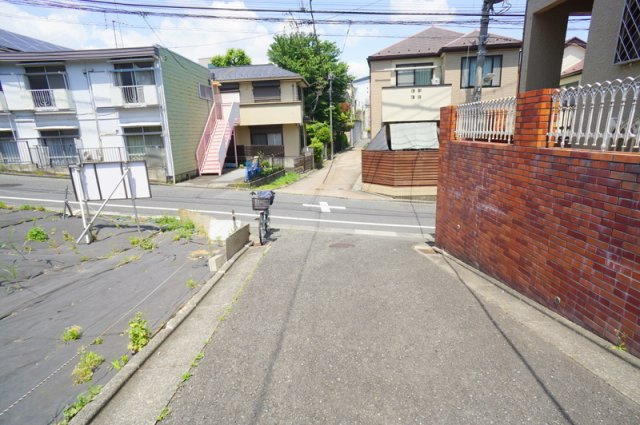 中央５　土地の前面道路含む現地写真|東側私道　幅員約4.0m　間口約14.8m
私道負担：56.65㎡のうち持分1000分の356