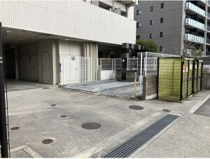 フローラル東別院の駐車場