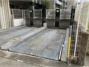 フローラル東別院の駐車場
