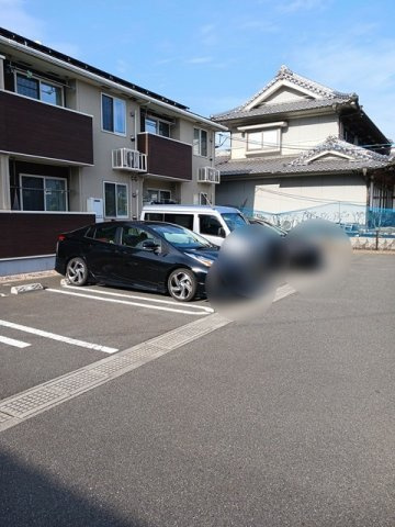 グラースＢの駐車場