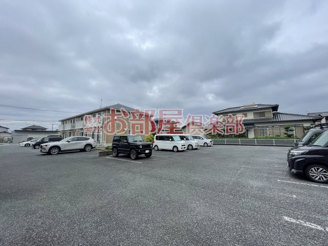ラトンラヴール　Ⅰ番館の駐車場|駐車スペースもあります