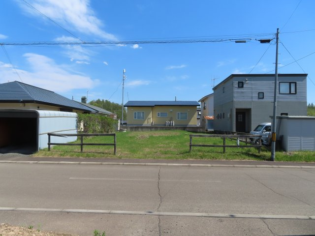 北見市東陵町１４０番９２　売地の前面道路含む現地写真|北西側８ｍの市道（東陵町１２線道路）に接道した前面道路です。