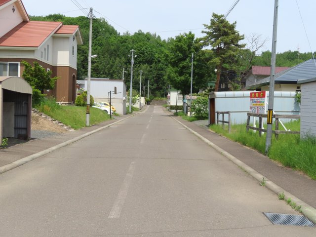 北見市東陵町１４０番９２　売地の前面道路含む現地写真|北東側から見た南西方向の前面道路です。
