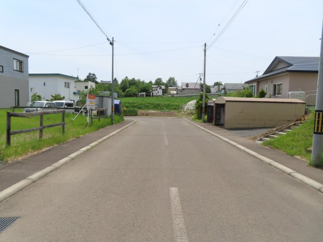 北見市東陵町１４０番９２　売地の前面道路含む現地写真|南西側から見た北東方向の前面道路です。
