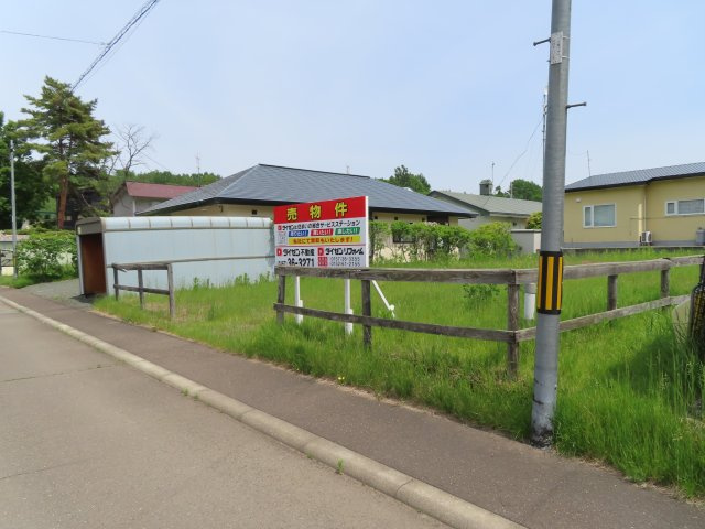 北見市東陵町１４０番９２　売地の外観|歩道側南方向外観で木製のフェンスを設置してます。
