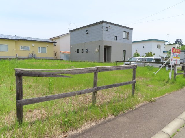 北見市東陵町１４０番９２　売地の外観|歩道側北方向外観で木製のフェンスを設置してます。