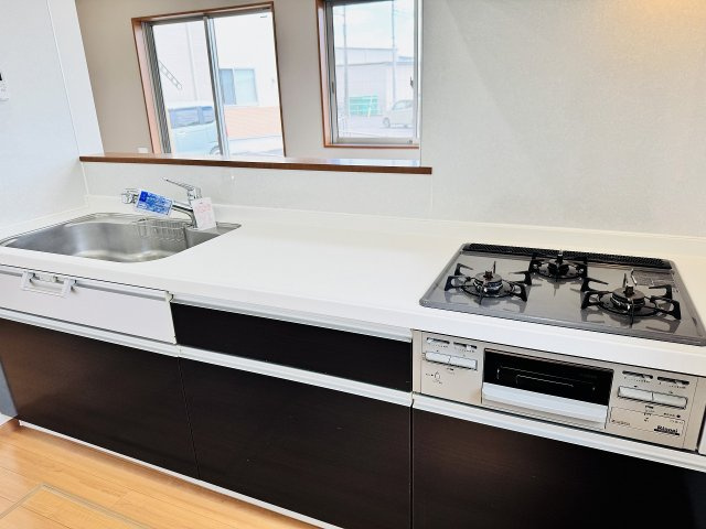 八王子市　川町　中古戸建てのキッチン|～３口コンロと広い調理台でお料理が捗ります～