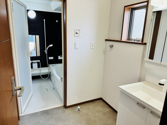 八王子市　川町　中古戸建ての脱衣所|～窓付きで明るい洗面所　換気もしやすいです～