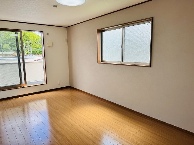 八王子市　川町　中古戸建ての寝室|～2階9.0帖の主寝室　ベッドなど大型家具のレイアウトも楽しめる広さです～