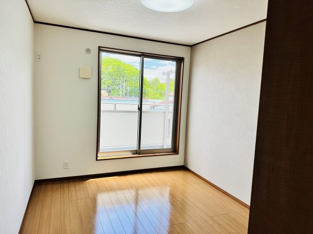 八王子市　川町　中古戸建ての洋室|～2階バルコニーに面している6.5帖の洋室です～