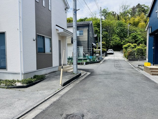 八王子市　川町　中古戸建ての前面道路含む現地写真|～北東側5ｍ道路に面しています～