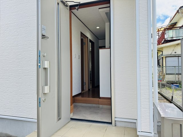 八王子市　川町　中古戸建ての玄関|～玄関は安心のWロックキーを採用～