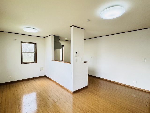 八王子市　川町　中古戸建ての居間・リビング|～15.0帖の明るいLDKで、家族団欒の時間をお過ごしいただけます～
