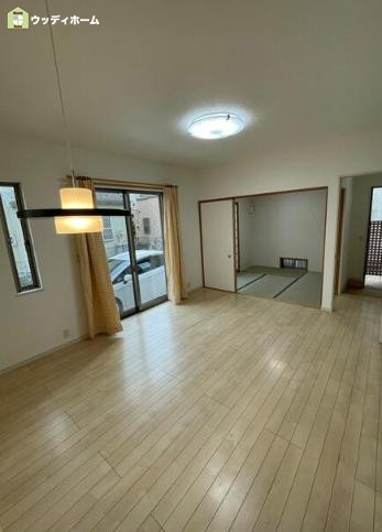 川口市東貝塚　中古一戸建ての居間・リビング