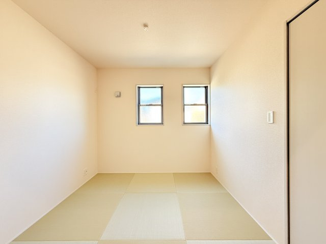 小美玉市納場第5　新築戸建　の和室|家具や小物を合わせやすいシンプルデザイン♪
広さや日当たりなど、写真では伝えきれない部分を現地で確認してみませんか？