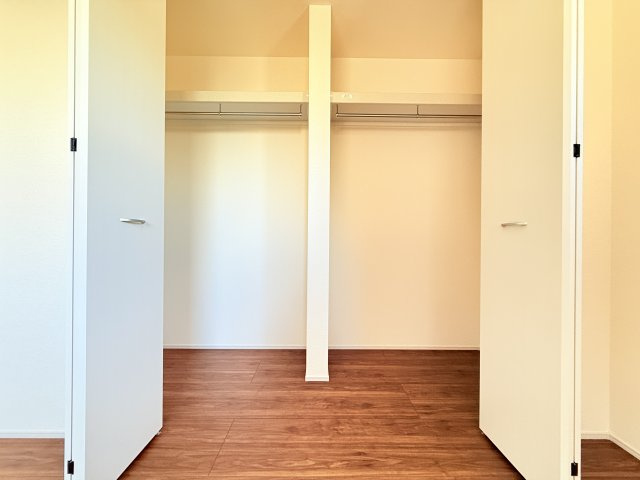 小美玉市納場第5　新築戸建　の収納|普段使いのお洋服や小物はもちろん、季節物のお洋服などもしっかりと整理整頓おしまい頂けます。居室空間をより広く隅々までお使いいただけますね。