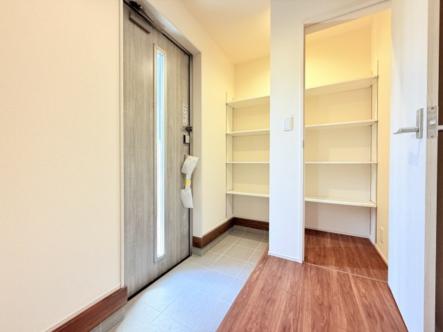 小美玉市納場第5　新築戸建　の玄関|靴をまとめて保管できるシューズボックス。綺麗に整頓された玄関で来客者を気持ちよく招きませんか？
